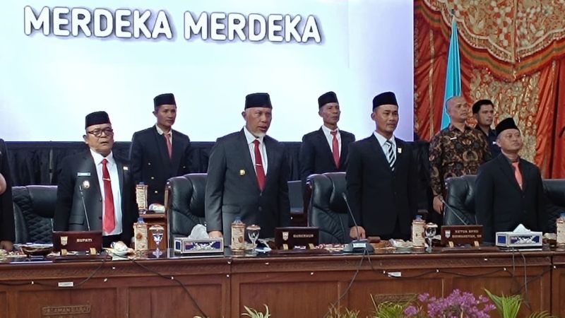 hadiri-paripurna-hut-pasbar,-gubernur-tekankan-hilirisasi-dan-mitigasi