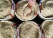 Harga Gabah Naik, Beras Ikut Terbang Meski Swasembada
