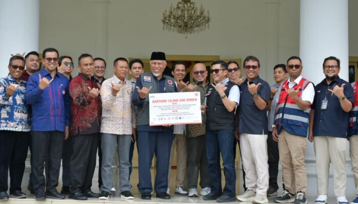 SIG Serahkan Bantuan Semen, Gubernur Sumbar Apresiasi Dukungan