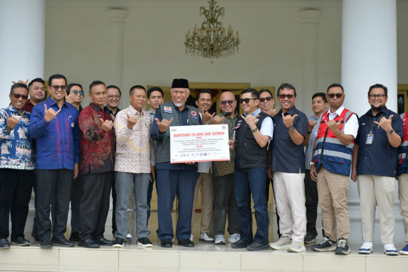 dukung-sumbar-bangkit-pascabencana,-sig-group-dan-11-distributor-bantu-10.000-zak-semen