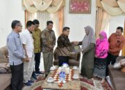 Bundo Kandung Serahkan Bantuan, Agam Bangkit dari Bencana