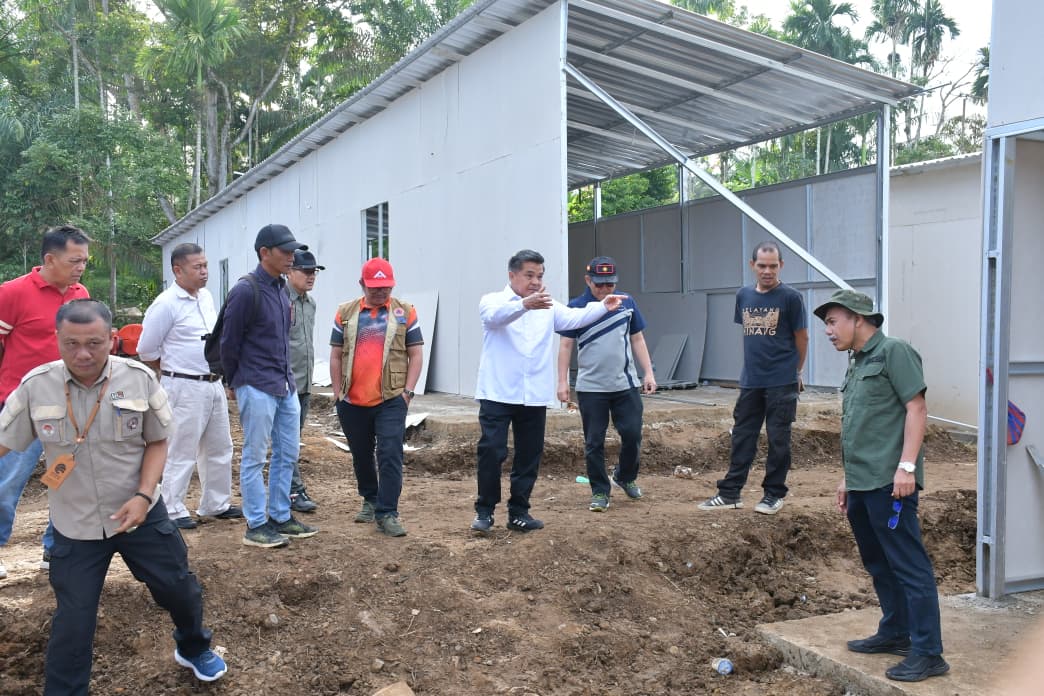 bupati-agam-tinjau-pembangunan-huntara-di-palembayan,-rampung-dalam-waktu-dekat