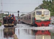 Banjir Lumpuhkan Rel Pekalongan, KAI Batalkan Perjalanan