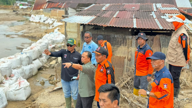 gotong-royong-percepat-pemulihan-pasca-banjir-di-gurun-laweh,-ketua-dprd-padang-muharlion-puji-militansi-relawan-fksb