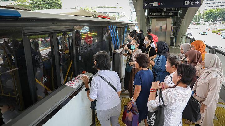 penumpang-transjakarta-rata-rata-1,4-juta-orang-per-hari