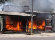 Dua Bangunan di Simpang Ampek Hangus Terbakar