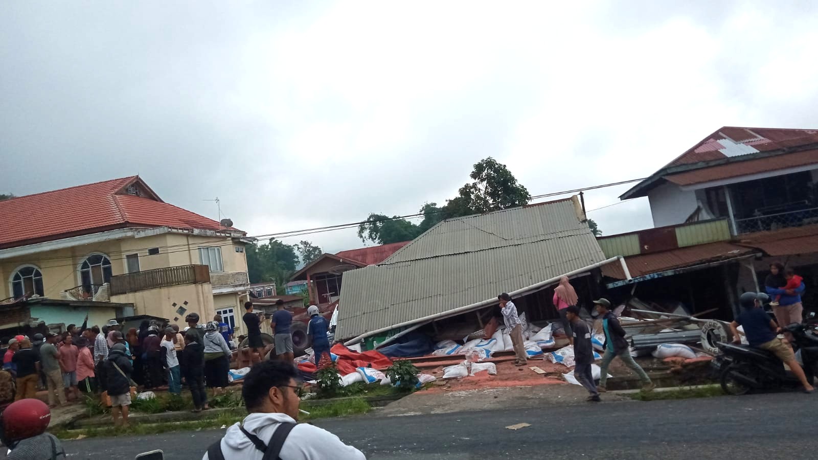 kecelakaan-beruntun-di-pendakian-panyalaian-tanah-datar,-lima-orang-meninggal-dunia