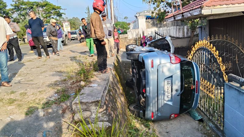 suzuki-ertiga-ringsek-usai-kecelakaan-beruntun-di-by-pass-bukittinggi