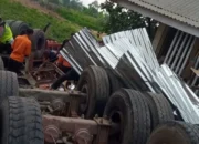 Truk Tabrak Panyalaian, Dua Tewas, Rumah Rusak