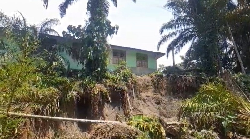 puluhan-rumah-dan-satu-sekolah-di-sepanjang-batang-kenaikan-pasbar-terancam-runtuh