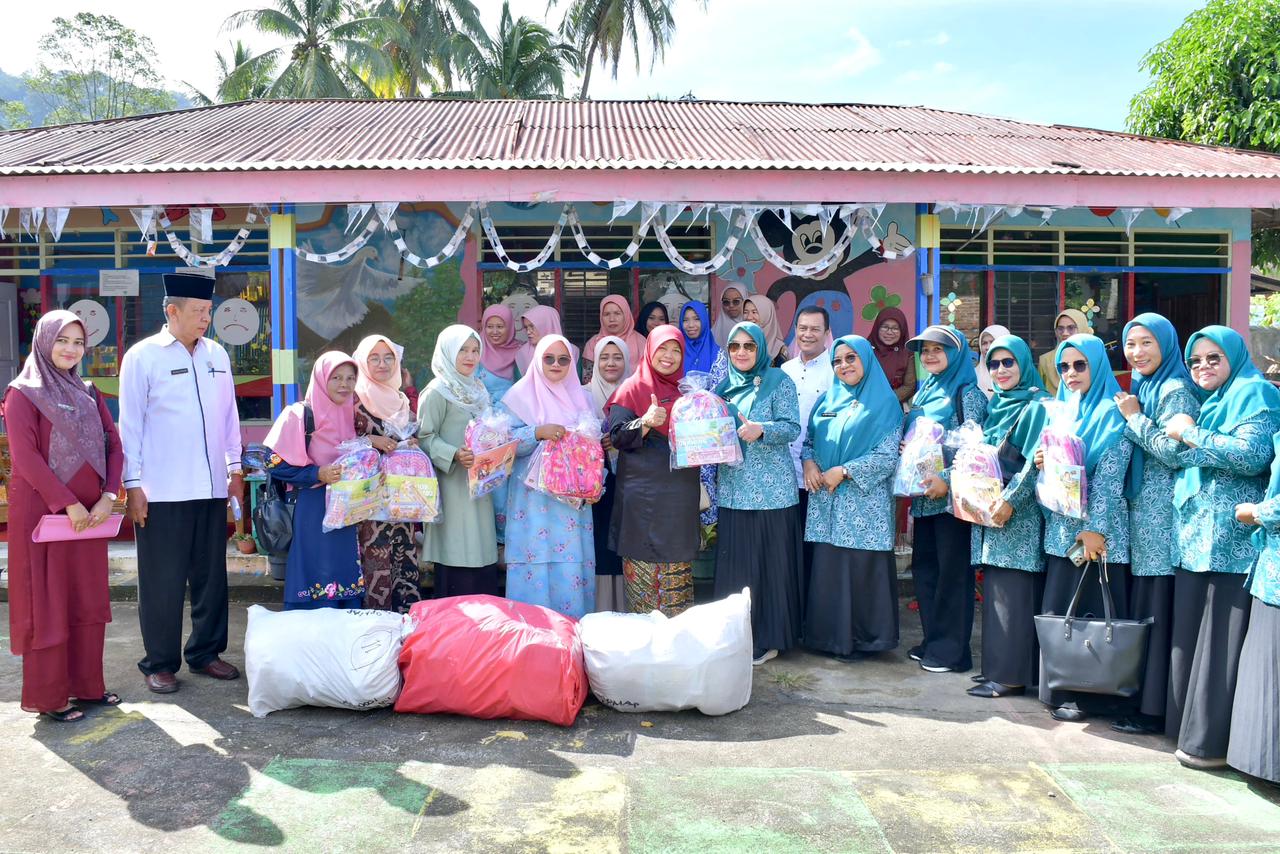 bunda-paud-agam-serahkan-90-paket-perlengkapan-sekolah-untuk-tk-murni-maninjau