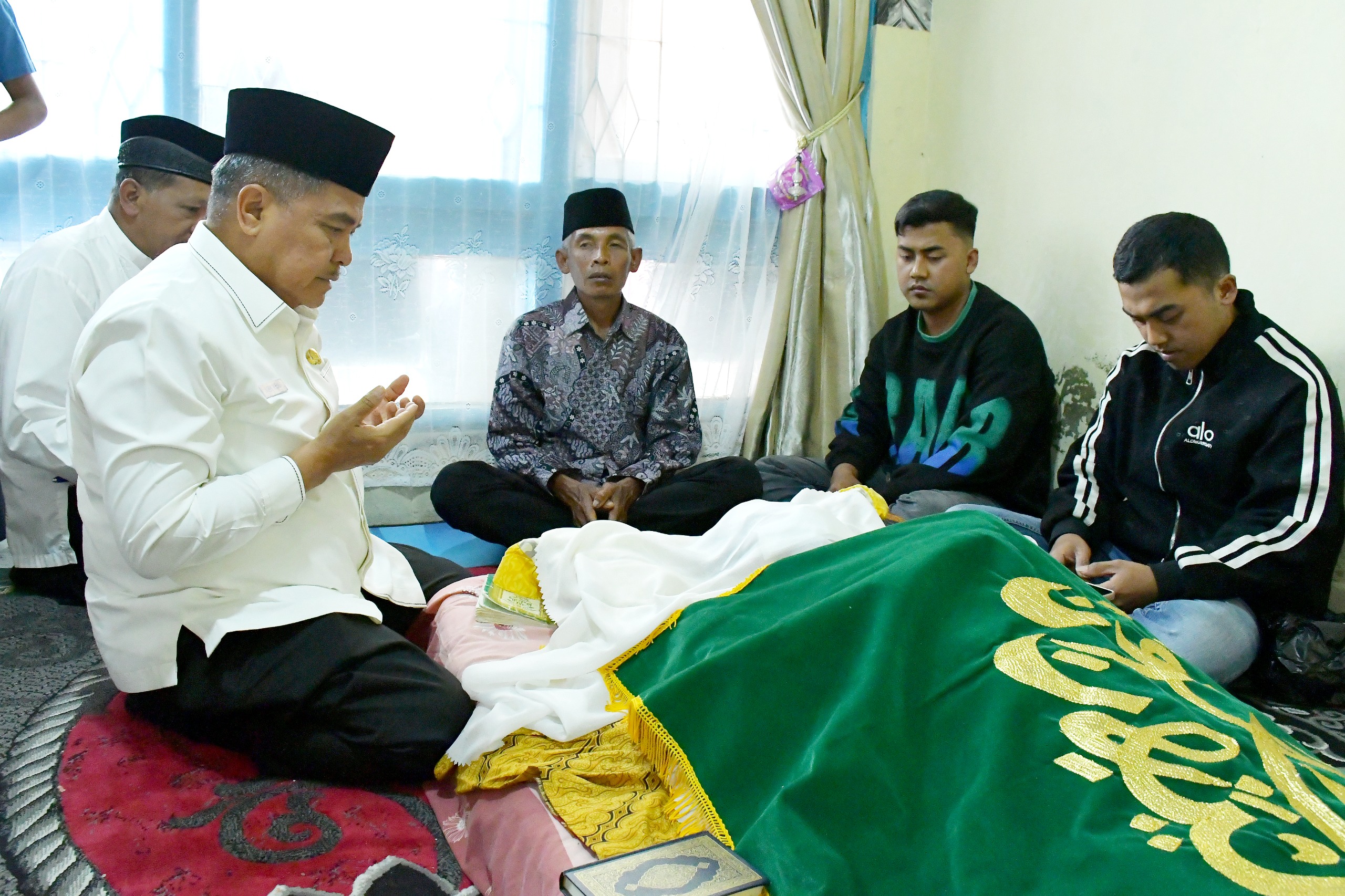 camat-palembayan-wafat-di-tengah-pemulihan-pasca-bencana,-bupati-agam-lepas-jenazah-dengan-penuh-haru