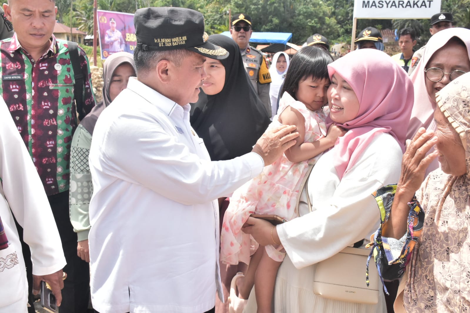 polri-bangun-dua-jembatan-bailey-di-palembayan,-bupati-agam:-simbol-bangkitnya-harapan