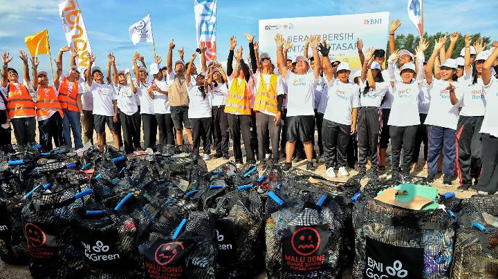 aksi-bersih-pantai,-bni-berikan-sarana-tps3r-sekar-tanjung-di-bali