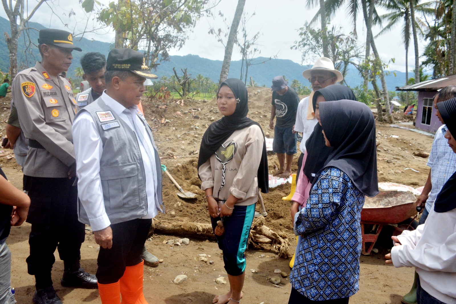 material-banjir-masuk-ke-sekolah,-siswa-smpn-2-tanjung-raya-minta-bantuan-bupati-agam