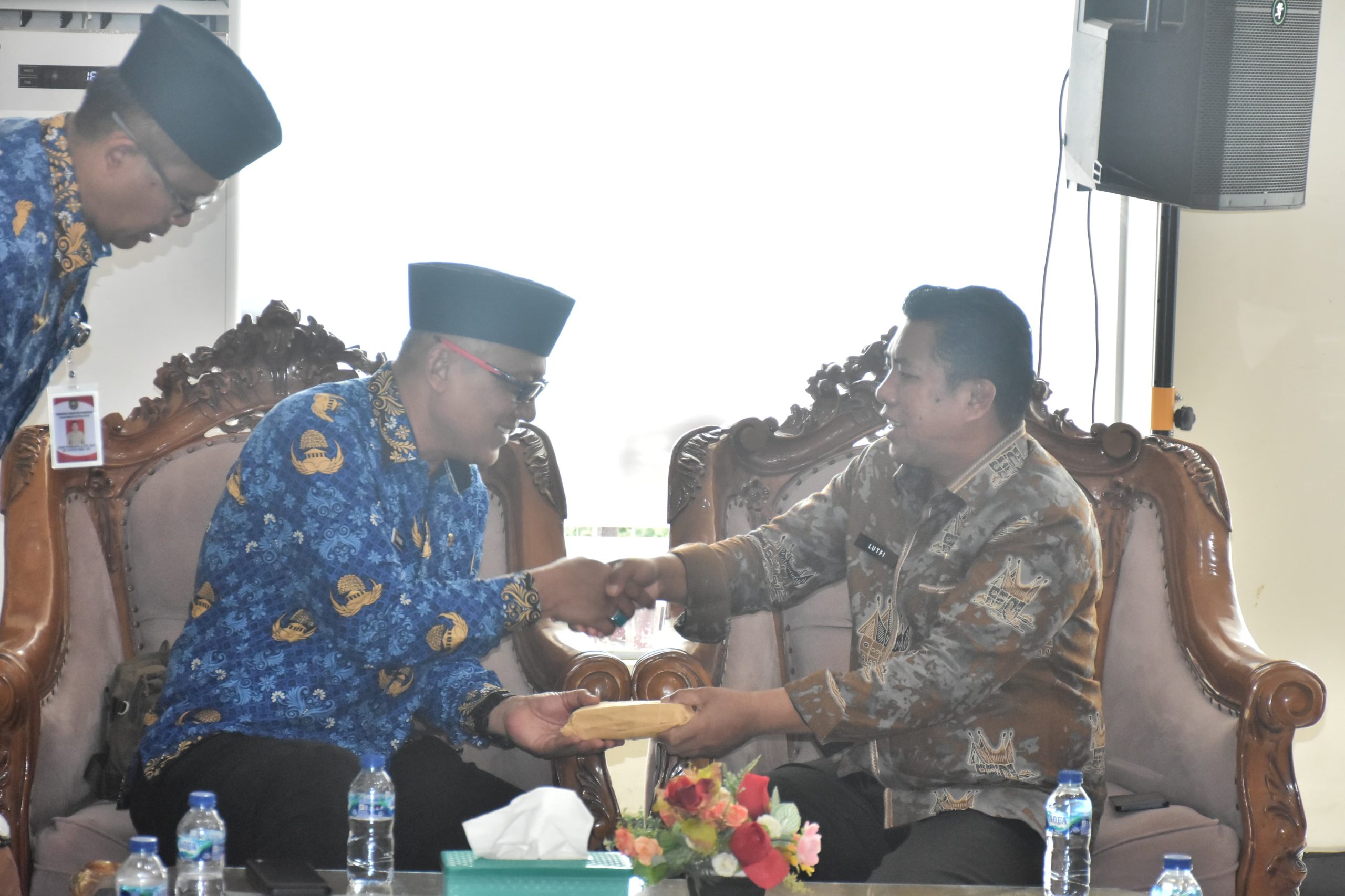 pemkab-purworejo-salurkan-bantuan,-dr-m.lutfie:-kepedulian-dan-perhatian-energi-bagi-kami
