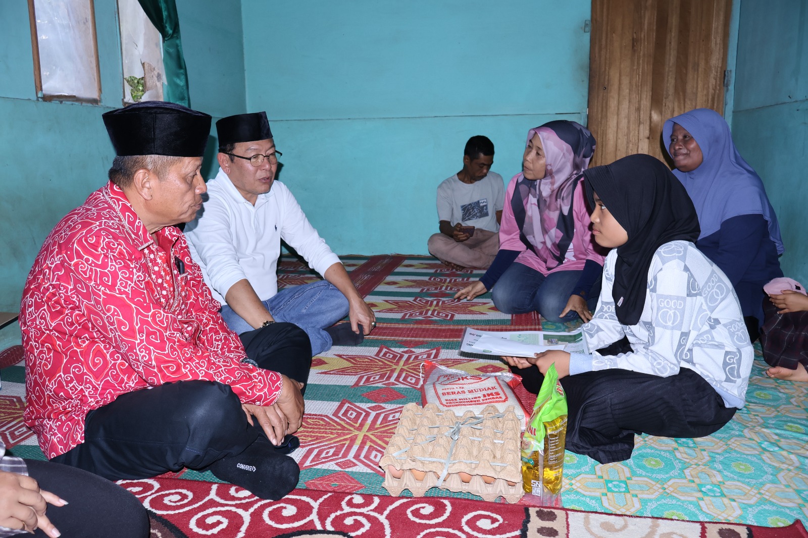 sinergi-pemerintah-dan-warga,-bantuan-sosial-disalurkan-di-latina