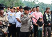 Brimob Polri Bangun Jembatan, Pulihkan Akses Palembayan