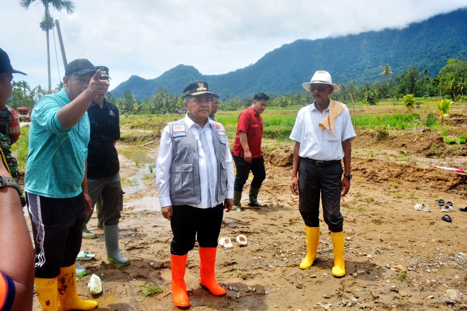 tinjau-lokasi-bencana-di-tanjung-raya,-bupati-imbau-warga-segera-mengungsi-ke-huntap