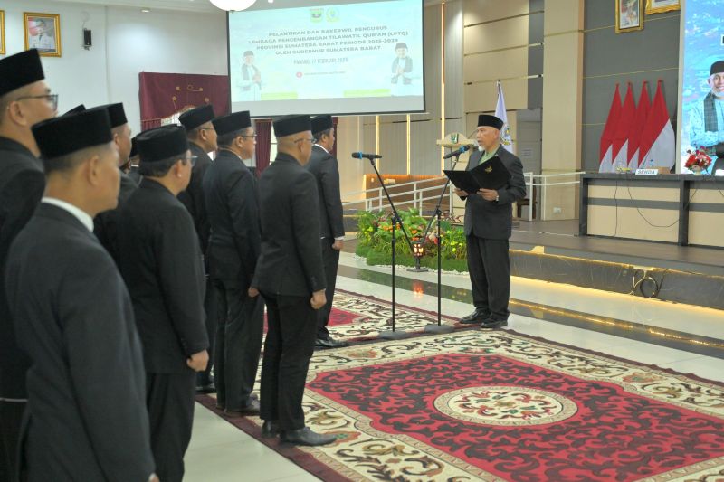 gubernur-sumbar-lantik-72-pengurus-lptq,-vasko-ruseimy-ketua-umum