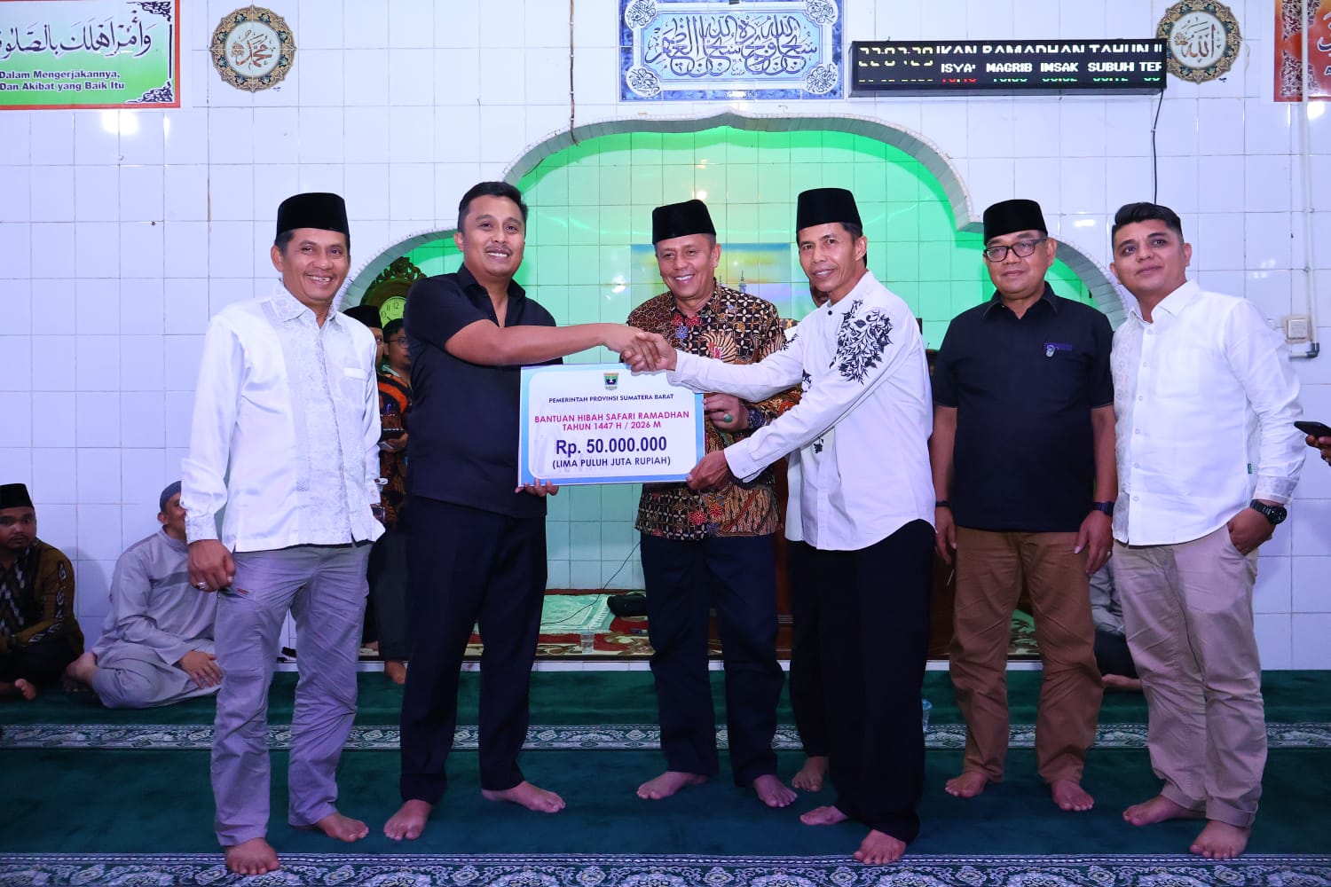 wawako-payakumbuh-dorong-sinergi-pembangunan,-wagub-sumbar-salurkan-rp113-juta-saat-safari-ramadan
