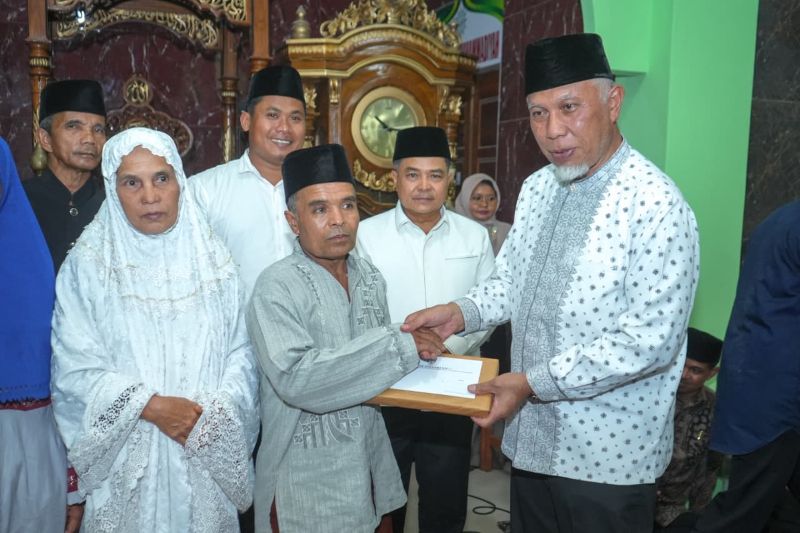 kunjungi-palembayan,-gubernur-sumbar-serahkan-bantuan-rp290-juta