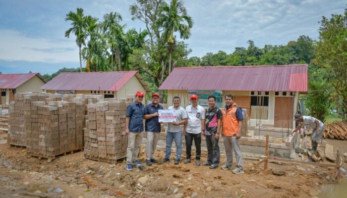 Semen Padang Bangun Kembali Rumah Korban Banjir Batu Busuk