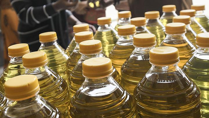 bulog-surakarta-gelontorkan-9-ribu-liter-minyak-goreng