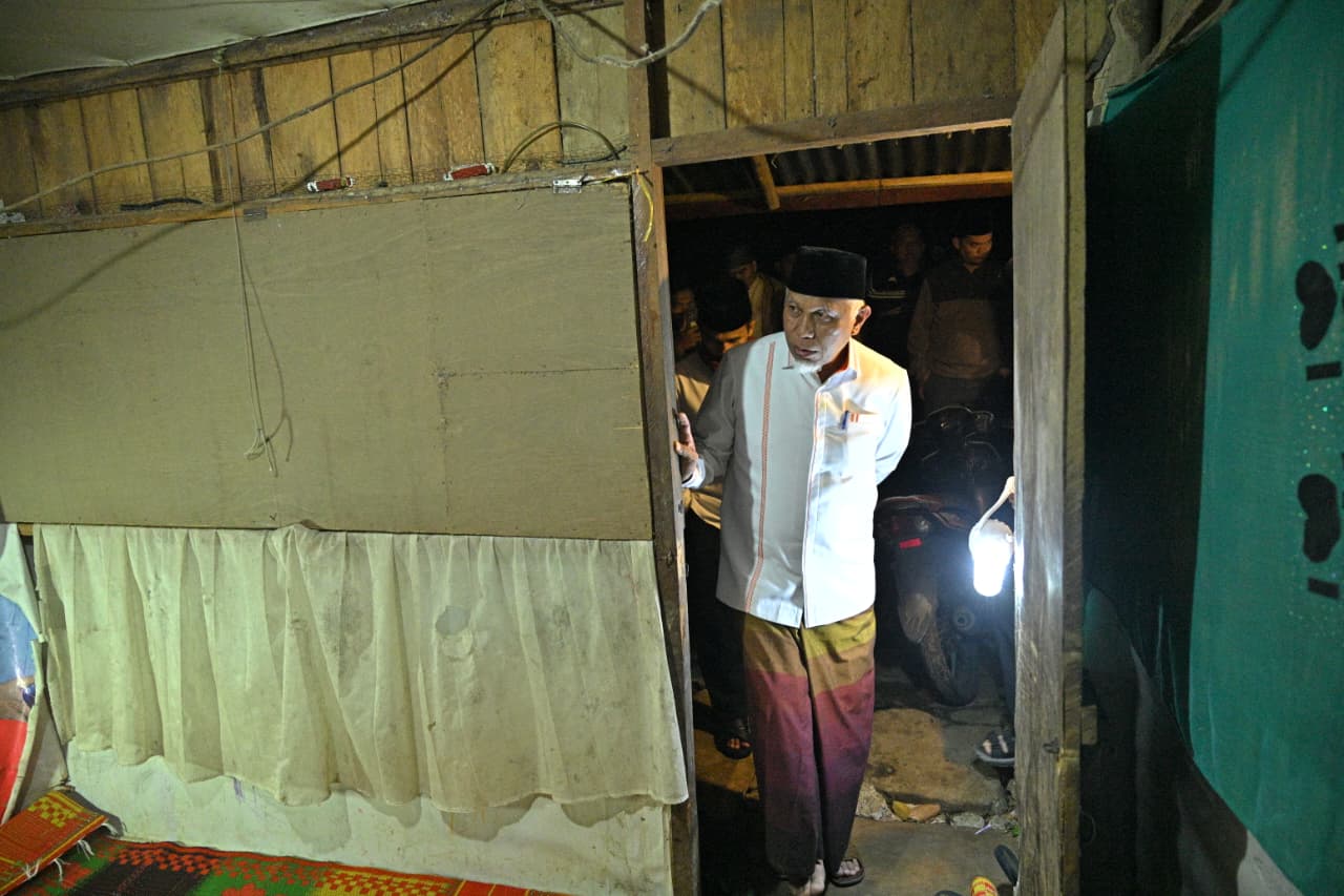 sahur-di-rumah-warga-situjuh,-gubernur-mahyeldi-serahkan-bantuan-bedah-rumah