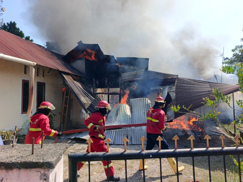 kebakaran-hanguskan-4-petak-rumah-di-andalas-padang,-kerugian-rp800-juta