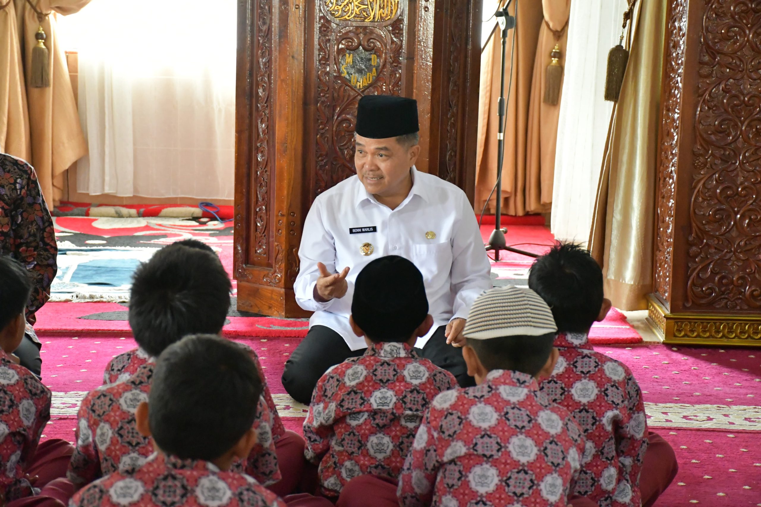 zuhur-istimewa-bersama-inyiak-tuah,-bupati-agam-beri-motivasi-murid-sdn-09-jambak