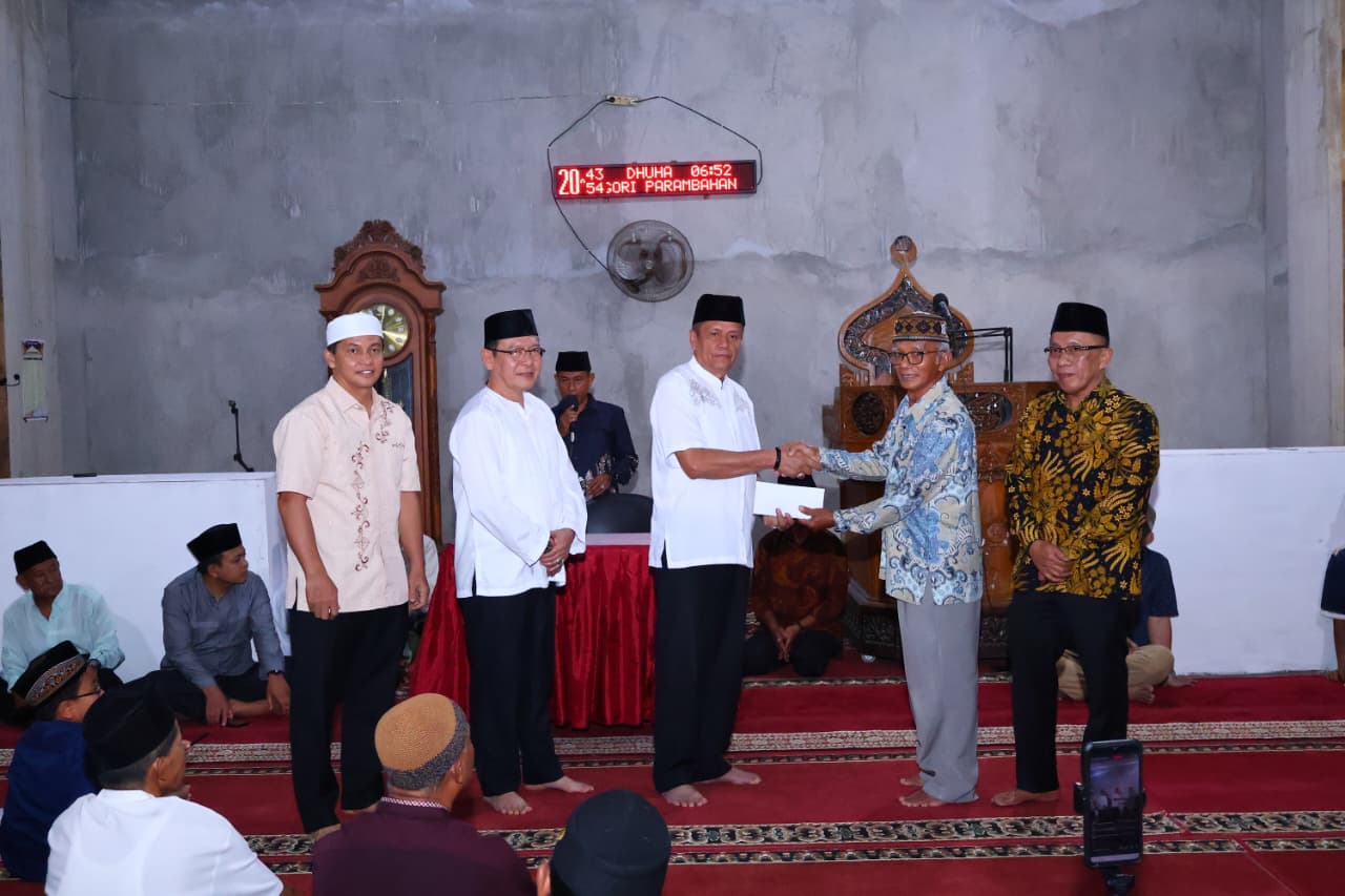 serahkan-bantuan-dan-100-zak-semen,-zulmaeta-pastikan-dukungan-lanjutan-untuk-masjid-muttahidin