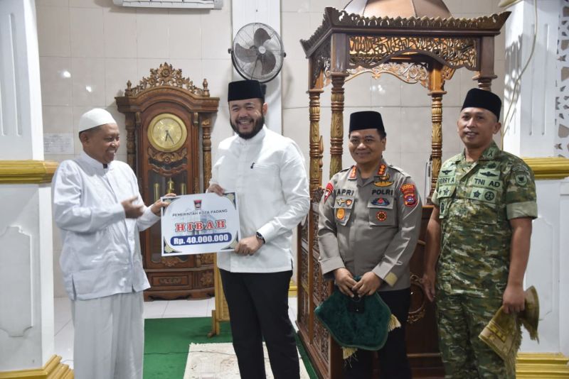 safari-ramadan-di-masjid-ikhwanussafa,-fadly-tegaskan-komitmen-bangun-hunian-tetap