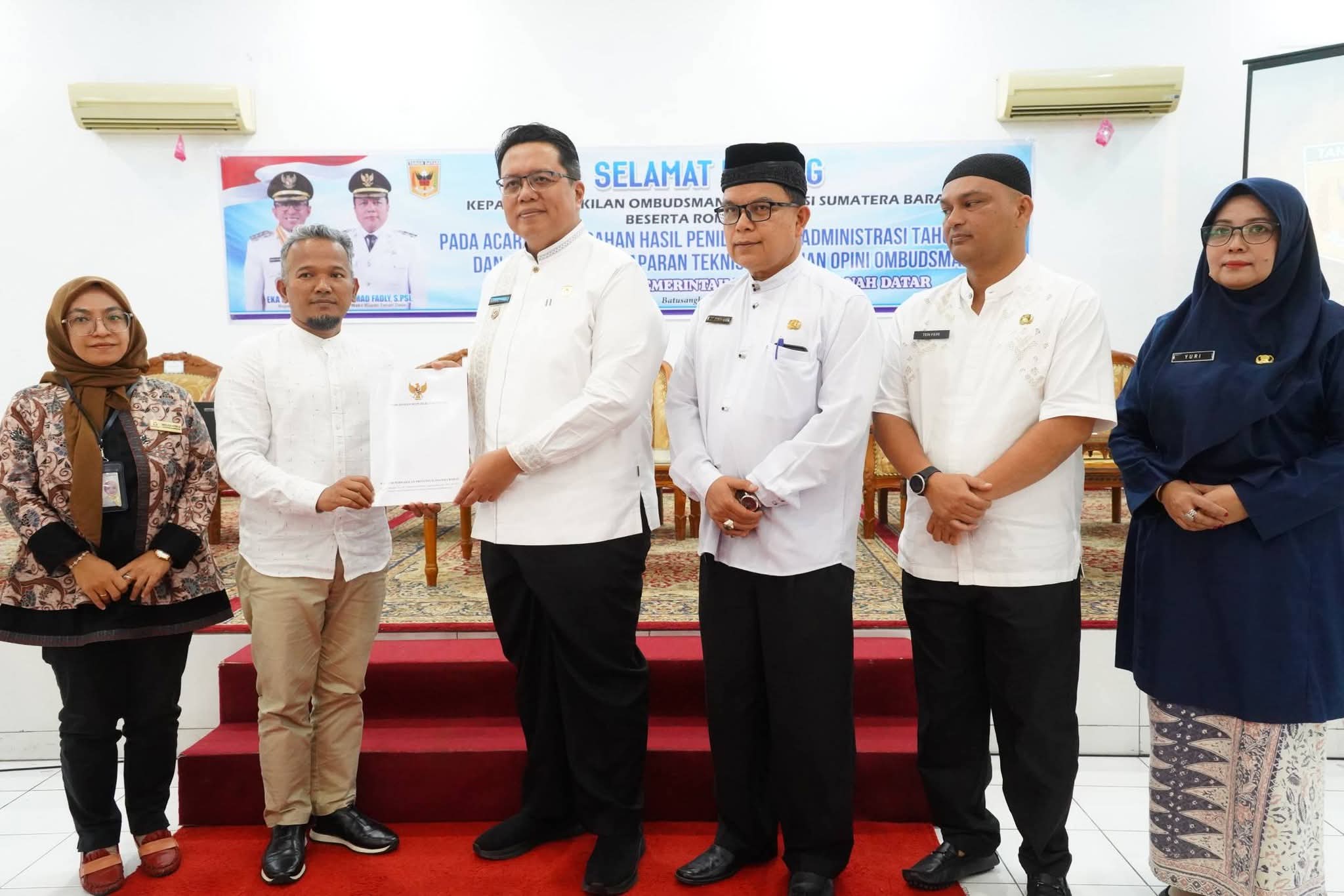 ombudsman-serahkan-hasil-penilaian-maladministrasi-pada-opd-pemkab-tanah-datar