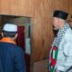 datangi-rumah-warga-saat-sahur,-gubernur-mahyeldi-salurkan-bantuan-bedah-rtlh-di-sawahlunto