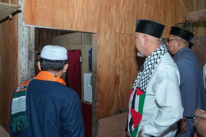 datangi-rumah-warga-saat-sahur,-gubernur-mahyeldi-salurkan-bantuan-bedah-rtlh-di-sawahlunto