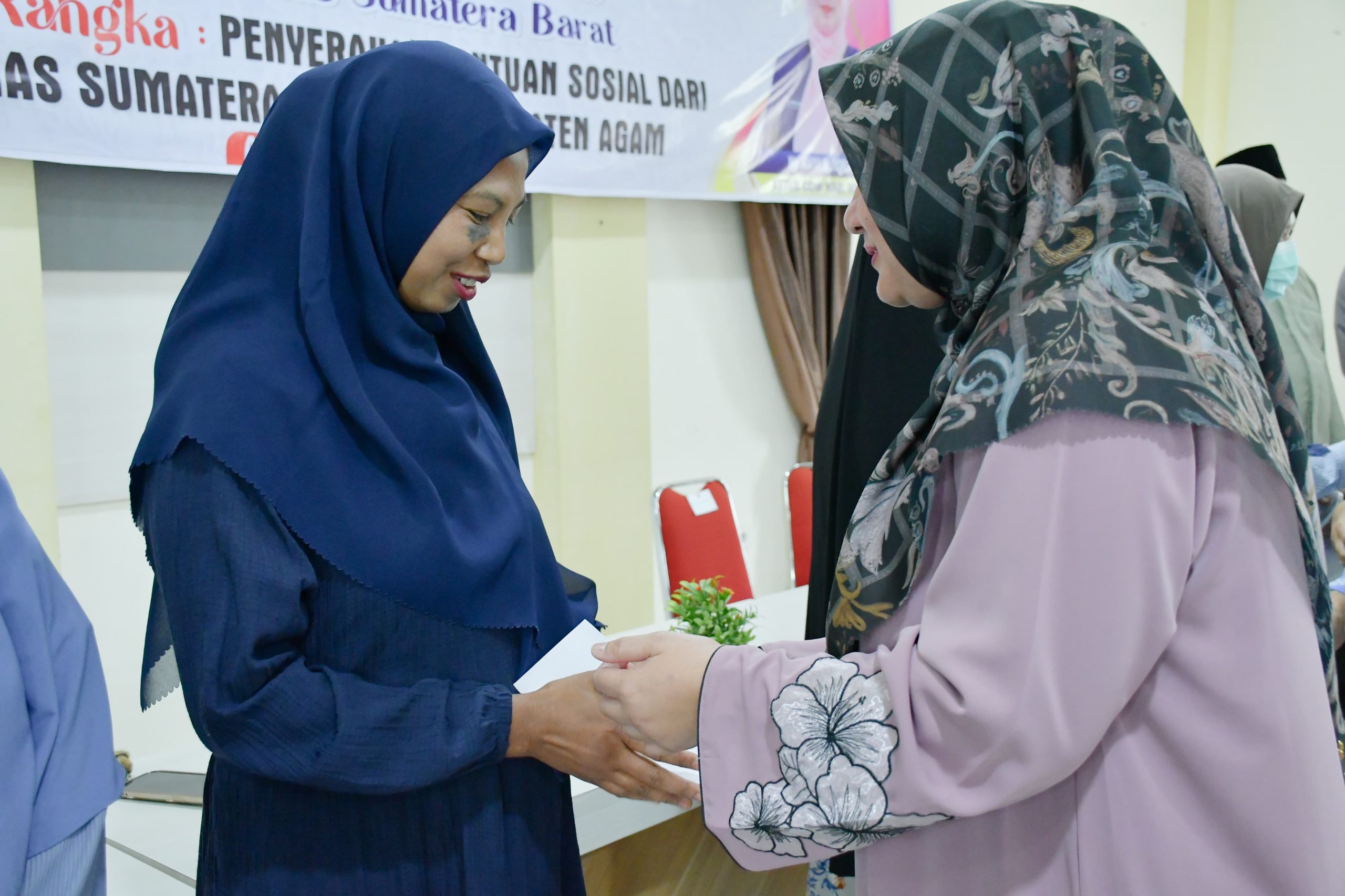 bkow-sumbar-peduli,-60-kk-di-bayur-dan-maninjau-terima-bantuan-sosial