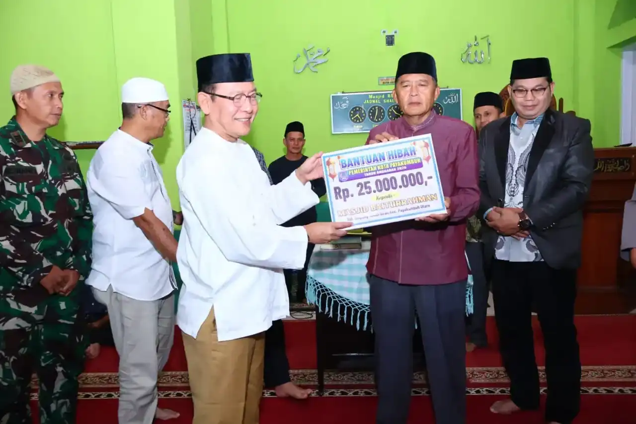 wako-zulmaeta-serahkan-bantuan-rp35-juta-saat-safari-ramadan-di-masjid-baiturrahman