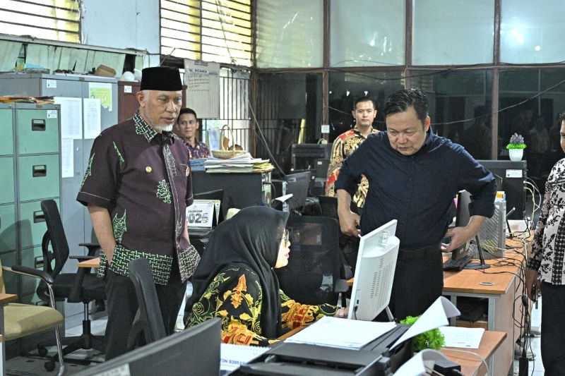 gubernur-mahyeldi-sidak-dua-opd-sumbar,-kehadiran-asn-dinyatakan-baik-selama-ramadan