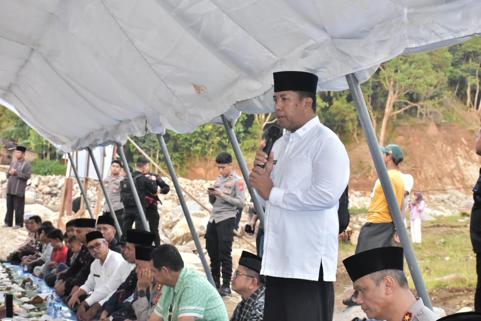 syukuran-jembatan-bailey-subarang-aia,-sekda-agam-dan-kapolda-sumbar-buka-puasa-bersama-warga