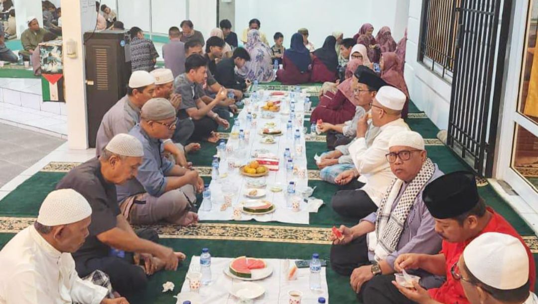 senyum-anak-yatim-warnai-buka-puasa-bersama-di-masjid-ar-raudhah