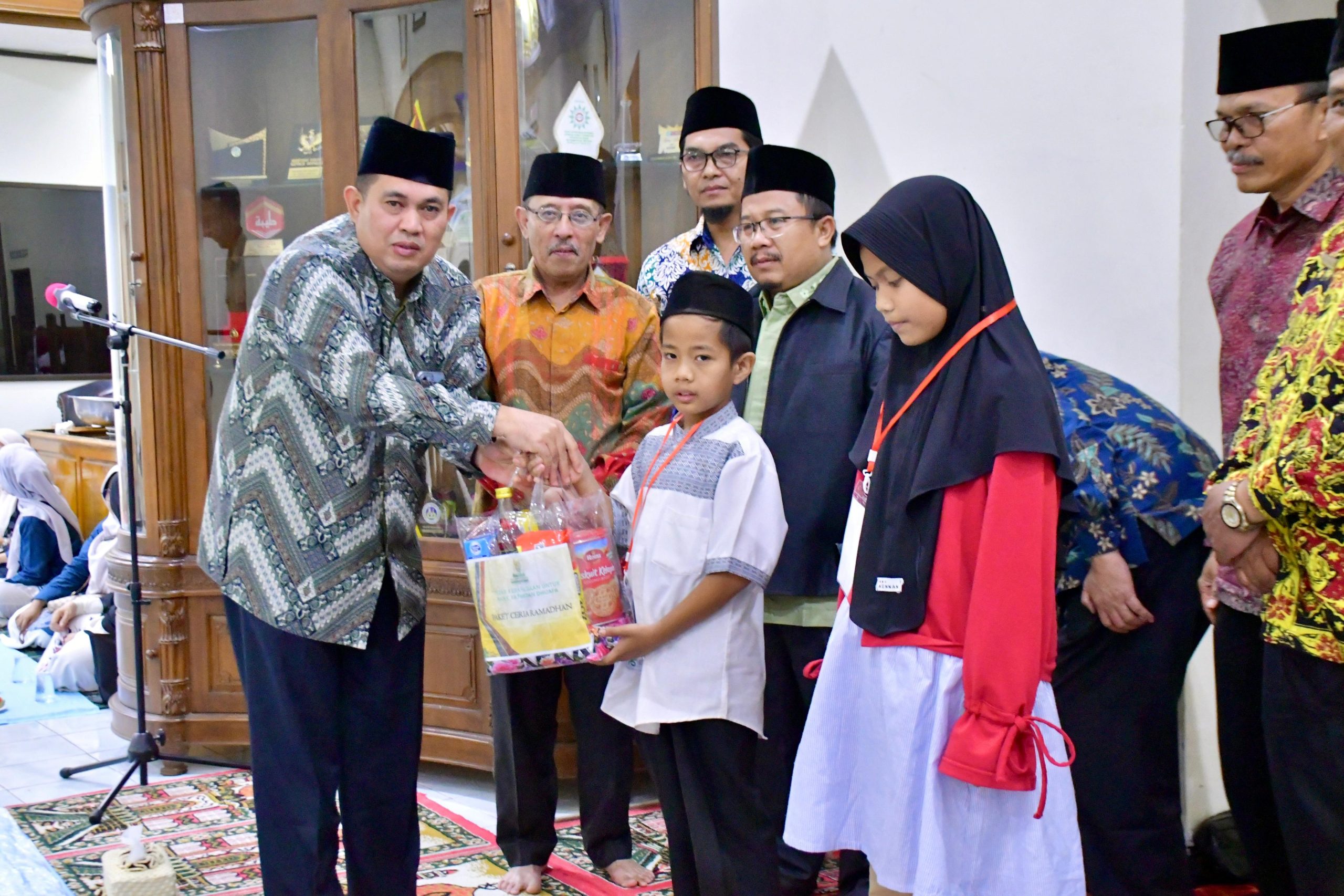 bupati-apresiasi-baznas,-gelar-buka-puasa-bersama-anak-yatim-kaum-dhuafa-se-agam-timur