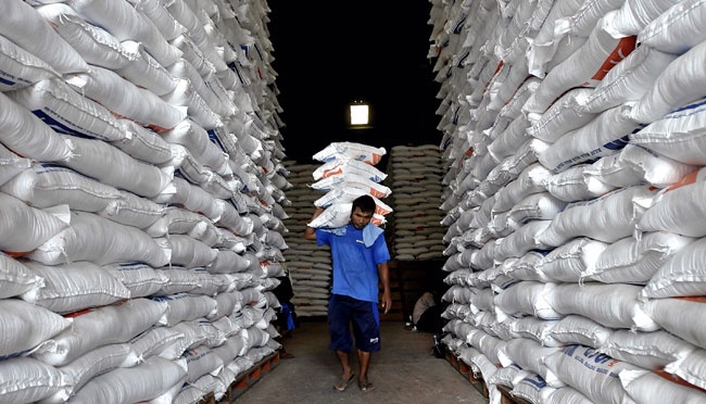 stok-beras-di-gudang-bulog-probolinggo-over-kapasitas