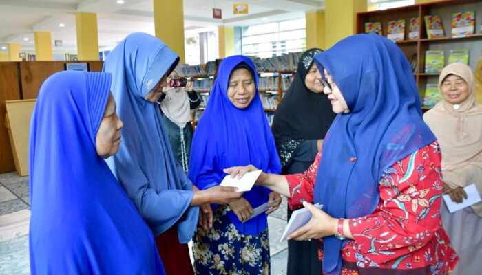 Agam Salurkan Bantuan, Bahagiakan Lansia di Bulan Ramadan