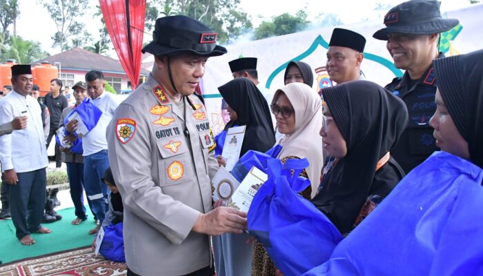 Kapolda Sumbar Serahkan Santunan Lebaran Korban Bencana Palembayan