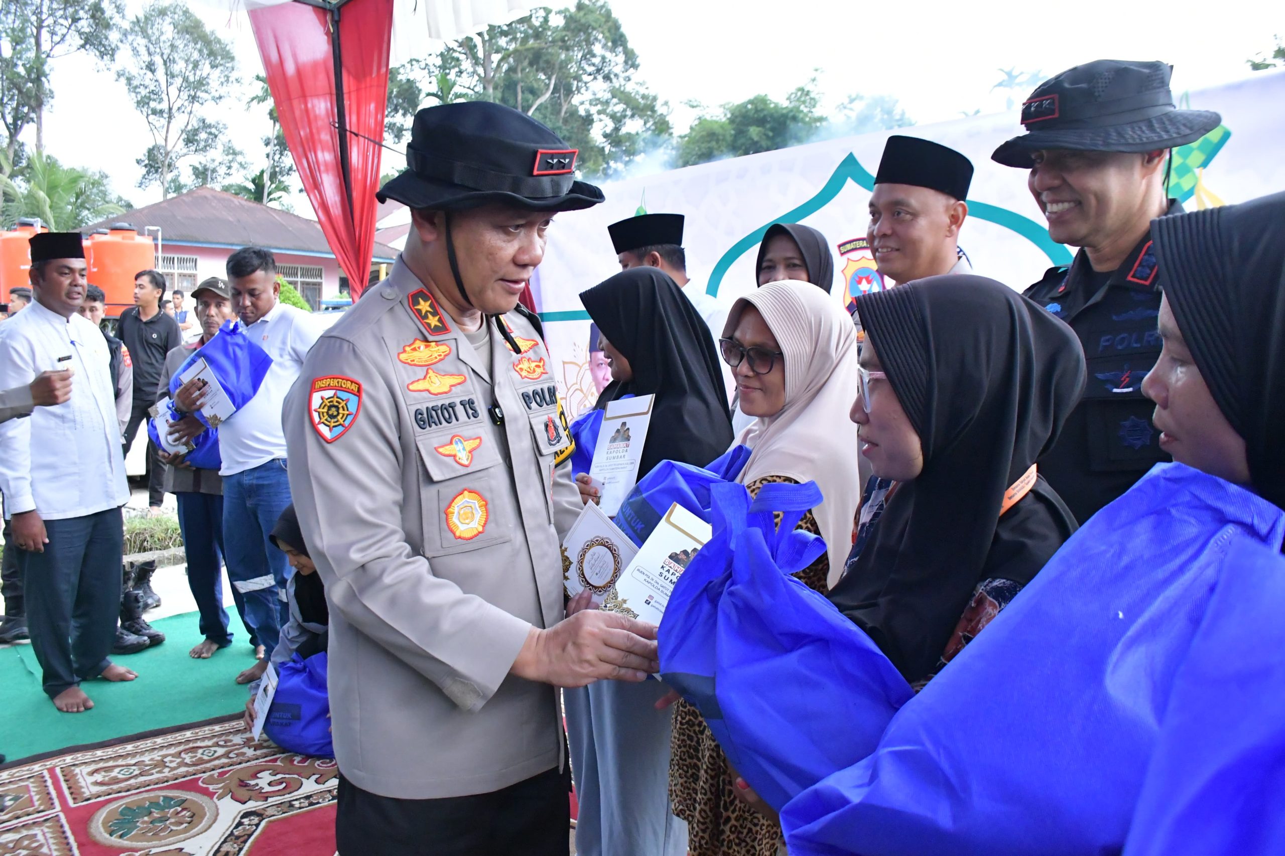 kapolda-sumbar-serahkan-santunan-lebaran-untuk-korban-bencana-di-palembayan