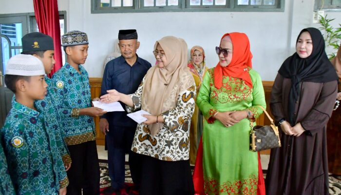 TP PKK Agam Berbagi, Anak Yatim Tersenyum