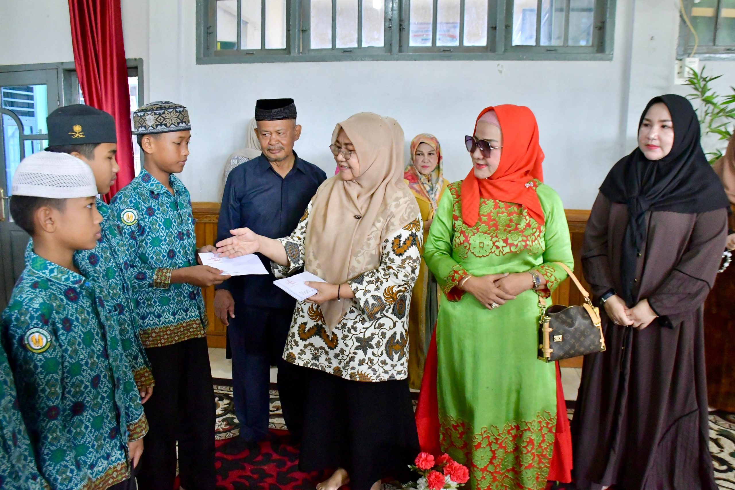 ketua-tp.pkk-agam-salurkan-bantuan-indo-jalito-peduli-untuk-anak-anak-panti-asuhan
