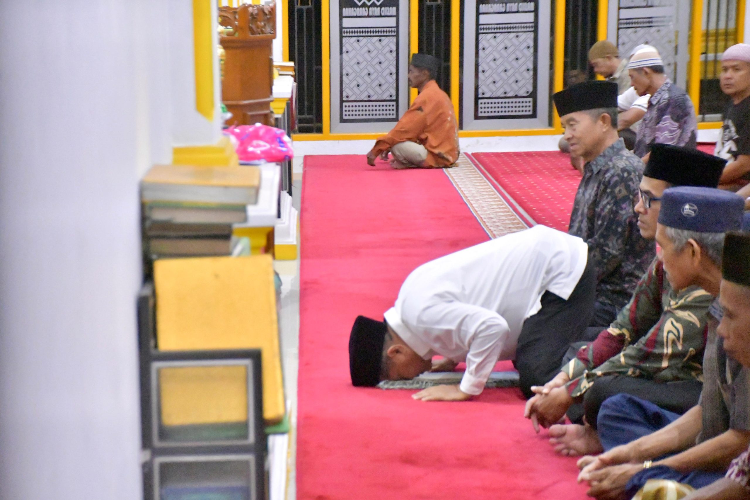 warga-surprise,-bupati-agam-mendadak-shalat-tarwih-di-mesjid-raya-garagahan
