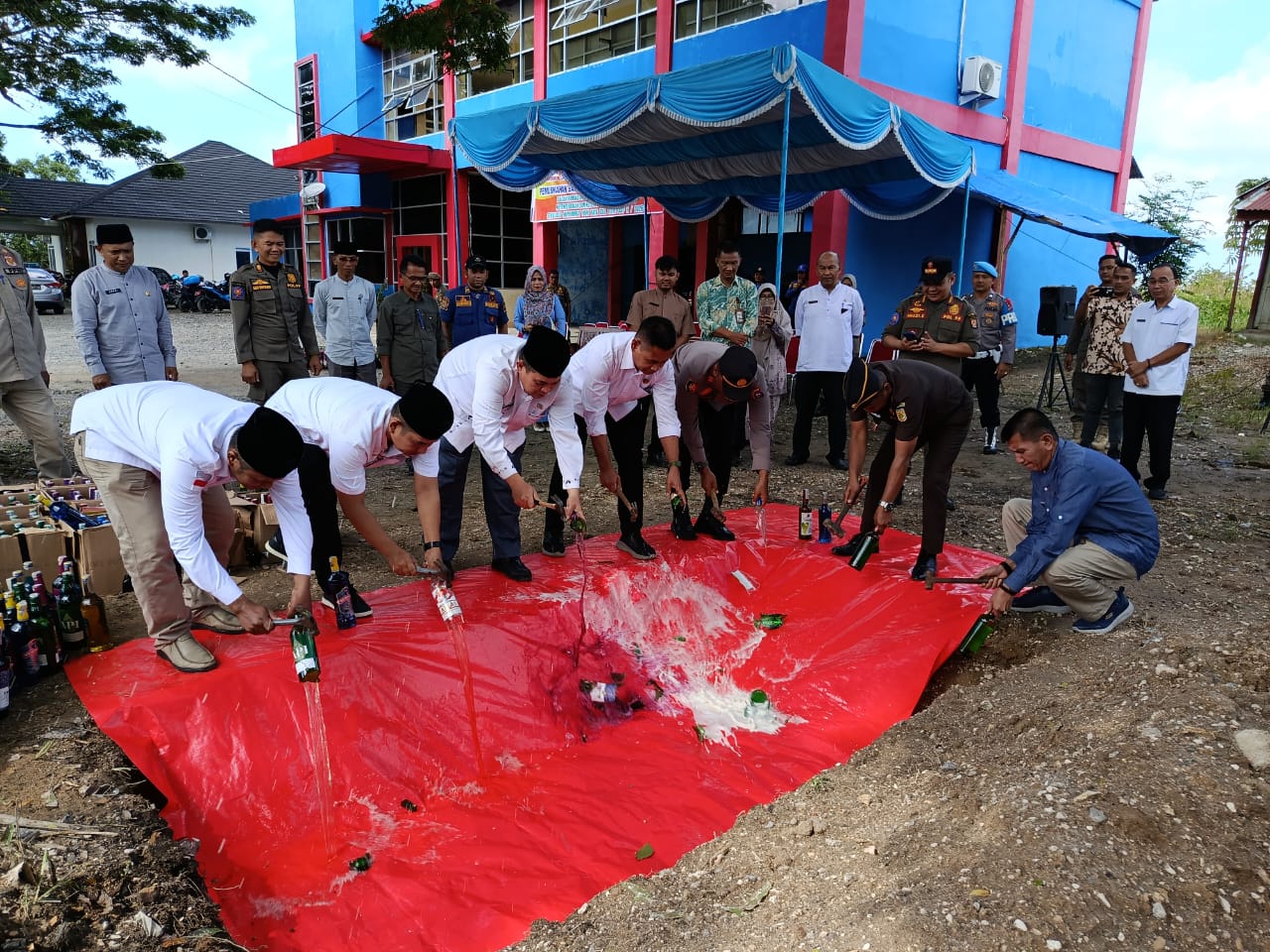 satpol-pp-agam-musnahkan-721-botol-minuman-beralkohol